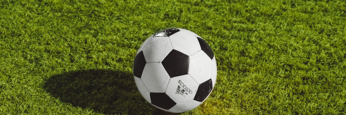 世界杯决赛直播画面 - 阿根廷与法国队球员在绿茵场上激烈拼抢